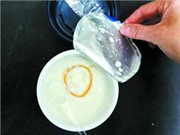 Bóng đá anh, ngoại hạng anh, lịch thi đấu euro 2012, Tá hỏa vì bao cao su trong... sữa chua 